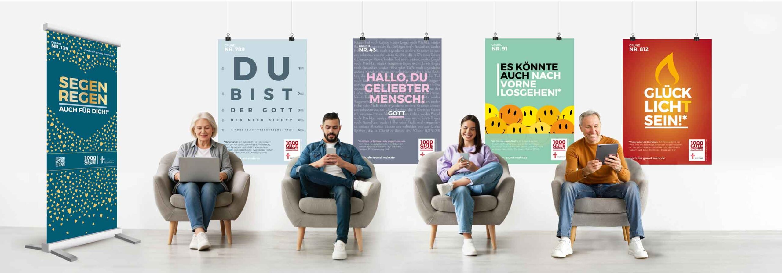 Header-Slider-Motiv: Vier Personen sitzen auf einem Sessel, im Hintergrund sind Kampagnenmotive tausend gute Gründe zu sehen